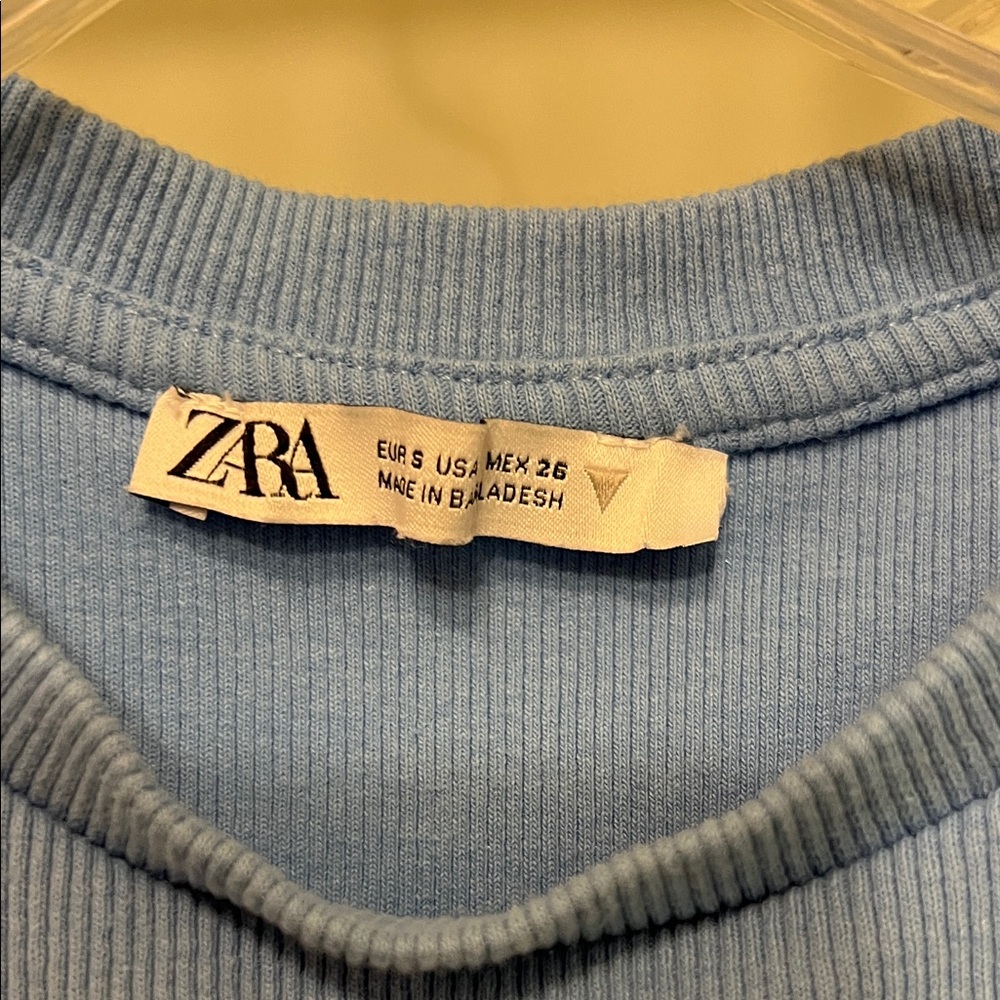 Zara Ribbed Blue Ruffled Sleeve Crop Tee - Picture 2 of 3